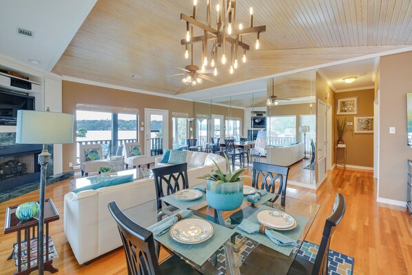 Interior - Lake-view Balcony: Hot Springs Penthouse! (Hot Springs)