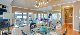 Lake-view Balcony: Hot Springs Penthouse!