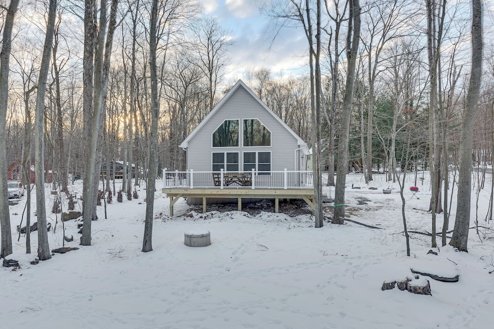 Hike & Ski: Pocono Lake Home w/ Community Perks!