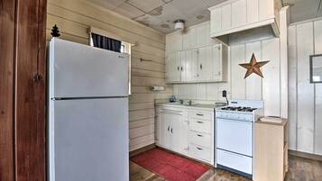 Microwave, oven, stovetop, cookware/dishes/utensils