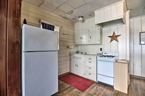 Microwave, oven, stovetop, cookware/dishes/utensils