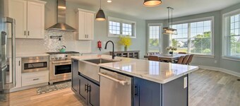 Gorgeous Newly Built Home: Golf Course View!