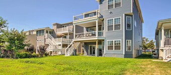 Gorgeous Newly Built Home: Golf Course View!