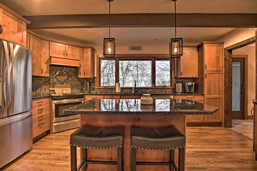 Mountaintop Wintergreen Resort Home w/ Deck, Views