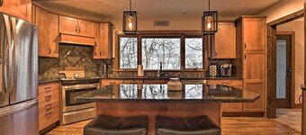 Mountaintop Wintergreen Resort Home w/ Deck, Views
