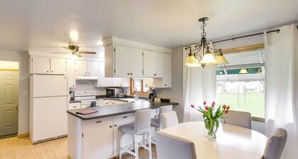 Bright Algoma Home 1 Mi to Lake Michigan!