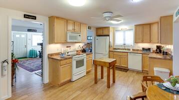 House (3 Bedrooms) | Private kitchen | Microwave, oven, stovetop, dishwasher