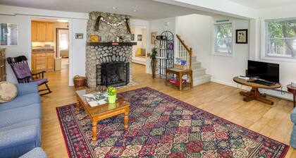 Charming Old Saybrook Home: Half-mi to Sand & Sea!