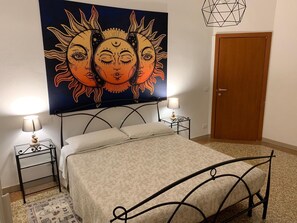 1 habitación, tabla de planchar con plancha, wifi y ropa de cama 