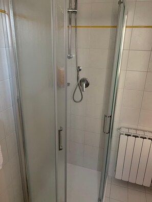 Dusche, Haartrockner, Bidet, Handtücher