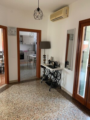 Interior - For friend or family with 1 child full comfort 10 mins to Venice Dog friendly (Venezia)