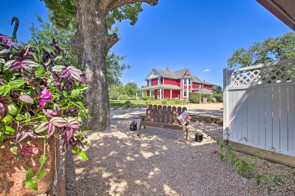 Cozy Ironton Cabin w/ Shared Pool & Private Patio! - Knob Lick, MO