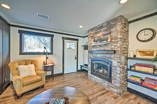 Rustic-chic Apartment w/ Gas Grill: 20 Mi to Msu!