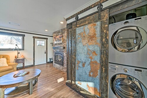 Rustic-chic Apartment w/ Gas Grill: 20 Mi to Msu!