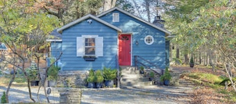 Cozy Catskills Cottage: Creekside Deck & Fire Pit