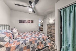 House (2 Bedrooms) | 2 bedrooms, bed sheets