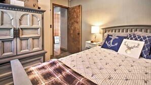 Une chambre à coucher avec un lit, une table de chevet, une lampe et une armoire.