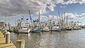 Un port de plaisance où de nombreux bateaux de pêche sont amarrés à des quais en bois.