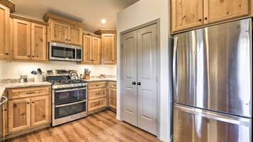 House (3 Bedrooms) | Private kitchen | Microwave, oven, stovetop, dishwasher