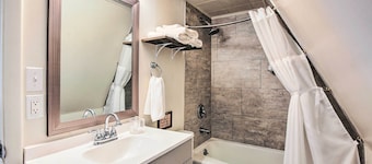 Charming Evanston A-frame: Dog Friendly!