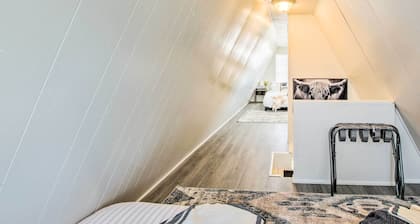 Charming Evanston A-frame: Dog Friendly!