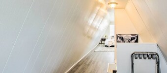 Charming Evanston A-frame: Dog Friendly!