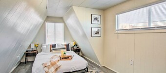 Charming Evanston A-frame: Dog Friendly!