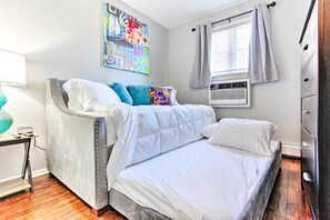 Interior - Bayonne Townhome 9 Mi to New York City! (Bayonne)