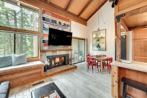 Apartment (2 Bedrooms) | Interior - 1 Mi to Northstar Skiing: Cozy Pet-friendly Condo! (Truckee)