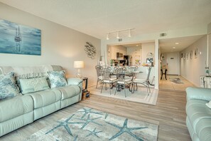 Apartment (2 Bedrooms) | Interior - St Helena Island Condo - 1/2 Mi to Beach (Harbor Island)