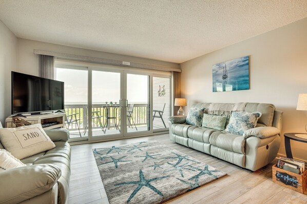 Apartment (2 Bedrooms) | Interior - St Helena Island Condo - 1/2 Mi to Beach (Harbor Island)