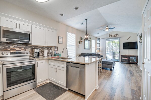 Apartment (2 Bedrooms) | Interior - 4 Mi to Ocean: Breezy Golf Condo in Myrtle Beach! (Myrtle Beach)