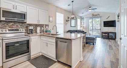 4 Mi to Ocean: Breezy Golf Condo in Myrtle Beach!