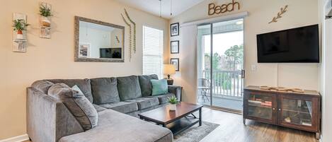 Appartement (2 Bedrooms) | Woonruimte | Televisie en een iPod-dock