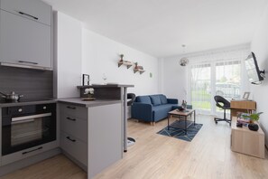 Horno, lavavajillas, cafetera/tetera, utensilios de cocina