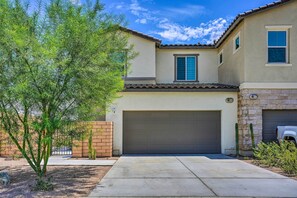 House (4 Bedrooms) | Interior - Serene Oasis - Lakeside Living: 6 Mi to Coachella! (Indio)