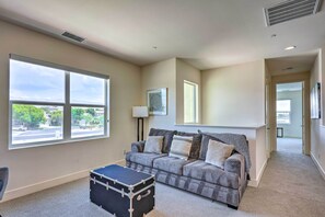 House (4 Bedrooms) | Interior - Serene Oasis - Lakeside Living: 6 Mi to Coachella! (Indio)