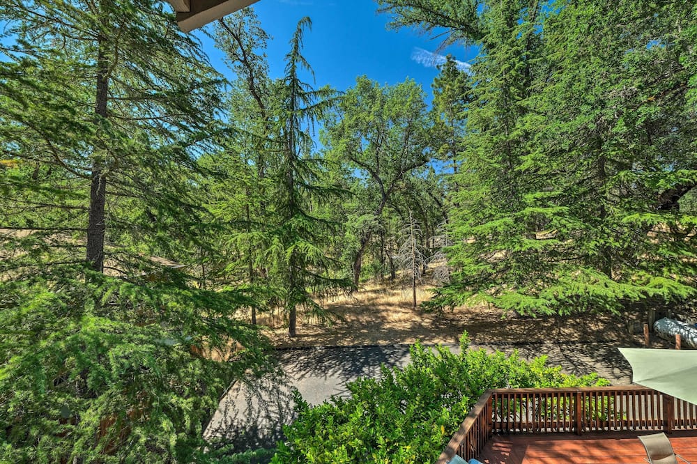 Pine Mountain Lake Haven w/ Spacious Deck! - Groveland, CA