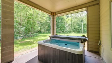House (4 Bedrooms) | Outdoor spa tub