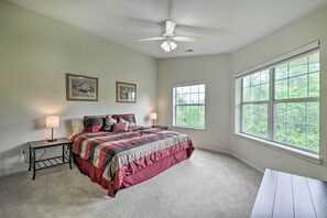 Room - Holiday Hills Condo w/ Balcony & Pool Access (Branson)