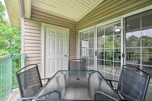 Outdoor dining - Holiday Hills Condo w/ Balcony & Pool Access (Branson)