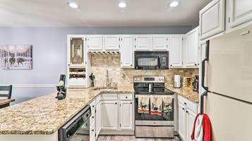 Apartment (3 Bedrooms) | Private kitchen | Microwave, oven, stovetop, dishwasher