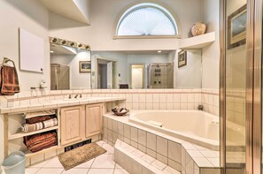 Apartment (3 Bedrooms) | Badezimmer