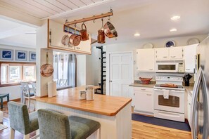 Interior - Beautiful Portsmouth Cottage By the Sea w/ Jacuzzi (Portsmouth)