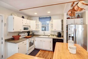 Interior - Beautiful Portsmouth Cottage By the Sea w/ Jacuzzi (Portsmouth)