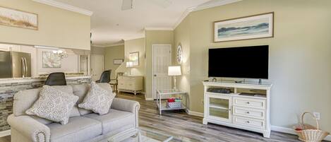 Apartament (3 Bedrooms) | Sala d'estar | Televisor