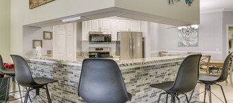 Hilton Head Island Condo w/ Deck < 1 Mi to Beaches