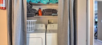 Cottage With Fire Pit + Deck on The Klamath River!