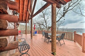 Interior - Private Eureka Springs Cabin w/ Beaver Lake Views! (Eureka Springs)