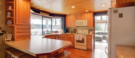 House (5 Bedrooms) | Interior